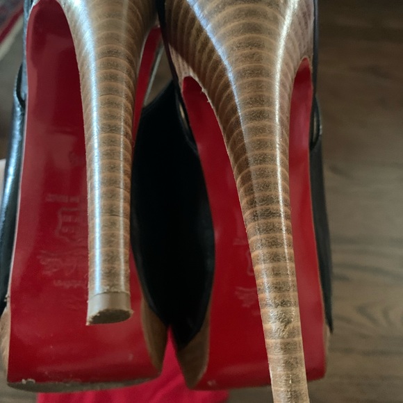 Cristian Laboutin Sandal in Black leather with sling back and peep toe. - Picture 7 of 10